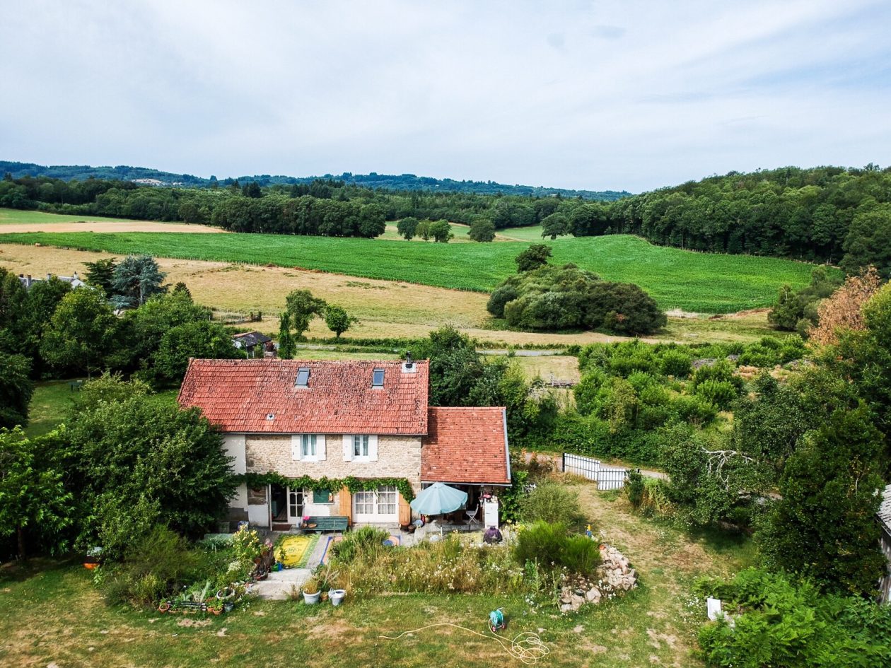 Pittoreske huis in Frankrijk verscholen tussen de bomen 