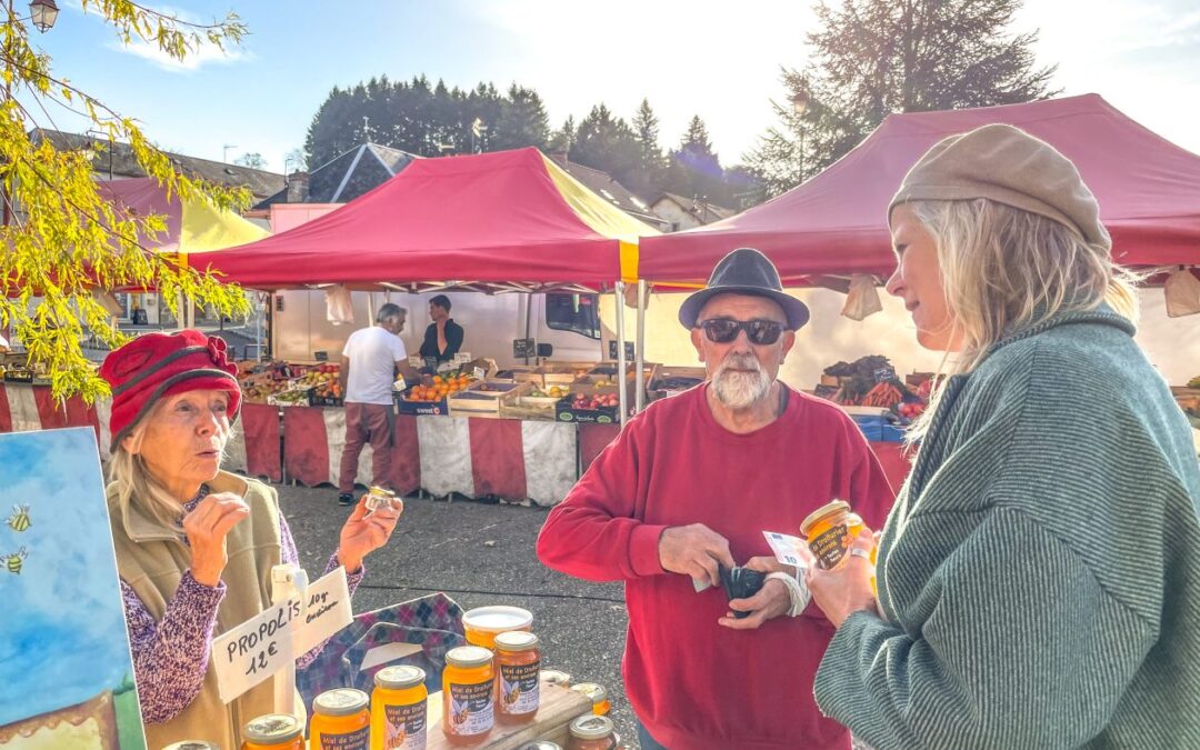 Markt in een Frans dorp - vrouw koopt lokaal gemaakte honing